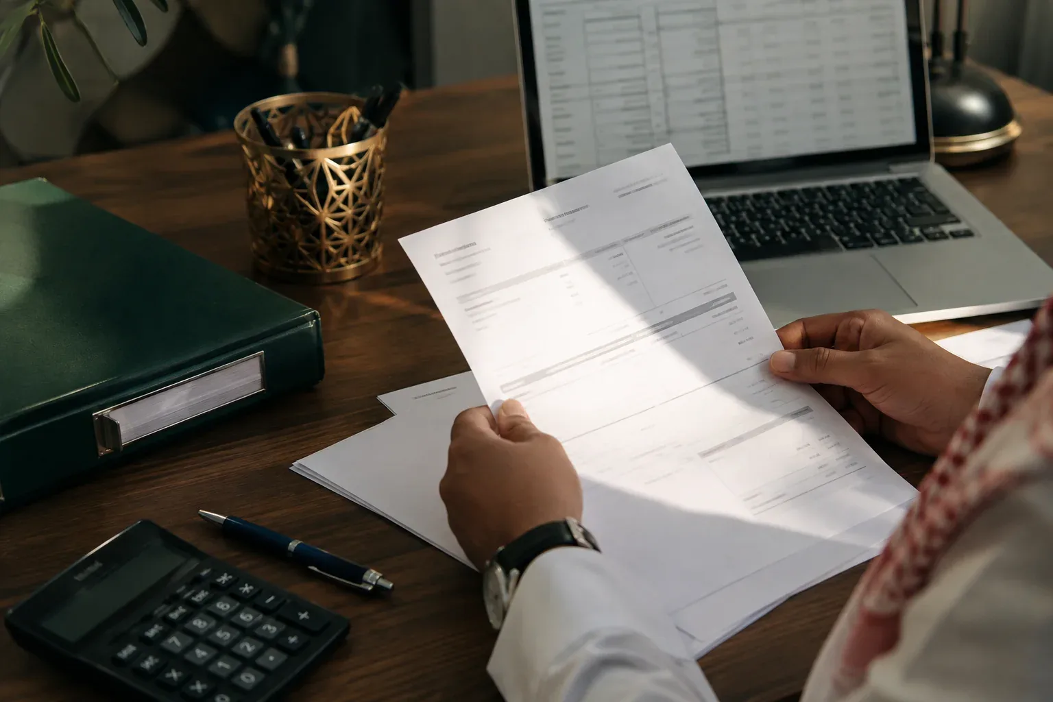 مراجعة فواتير ومستندات ضريبية على مكتب منظم